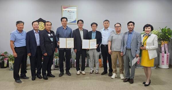  Tongjin-eup businesspeople take a group photo of themselves donating to practice neighborly love.
